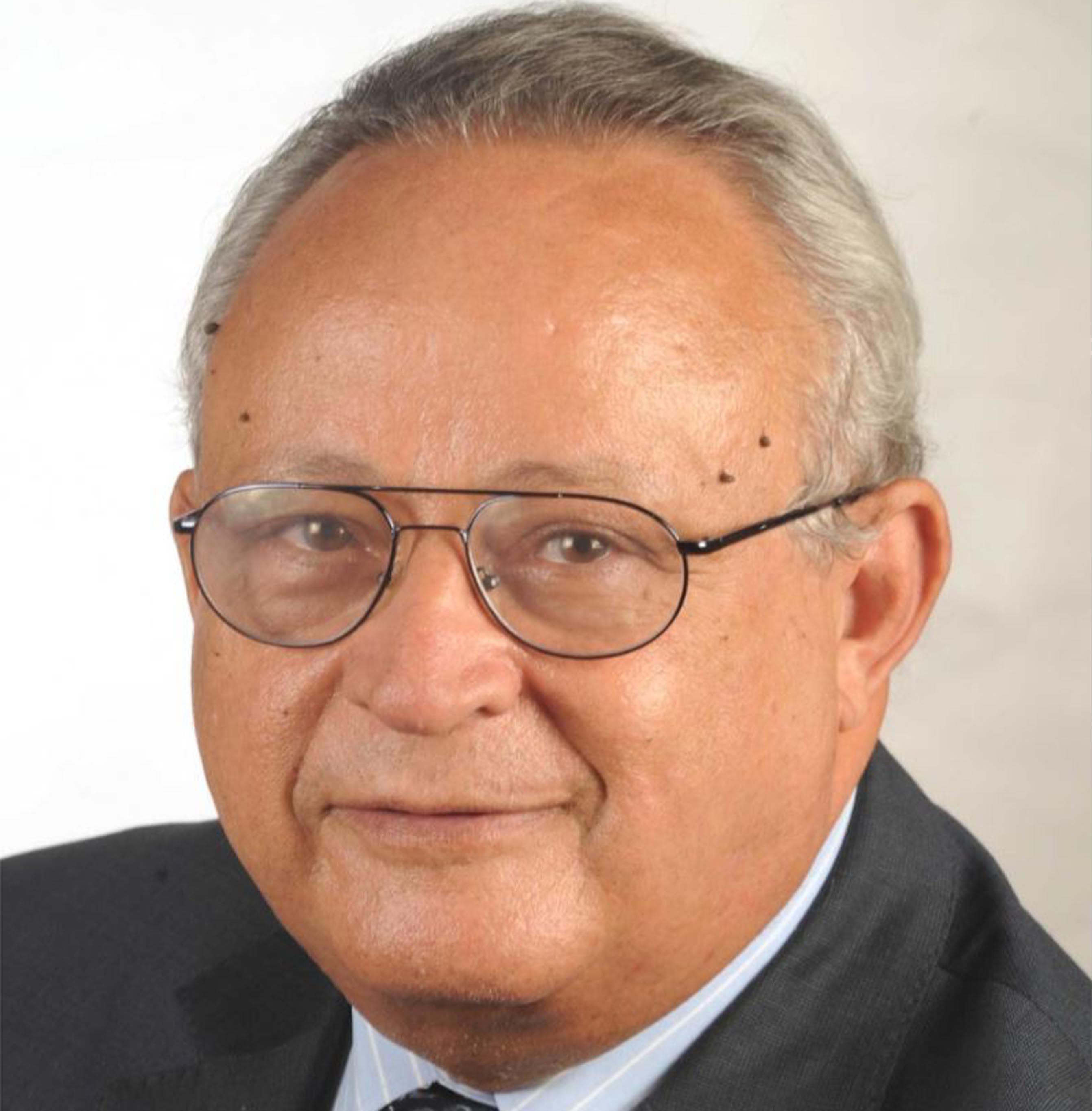 الأستاذ الدكتور 
أحمد زايد